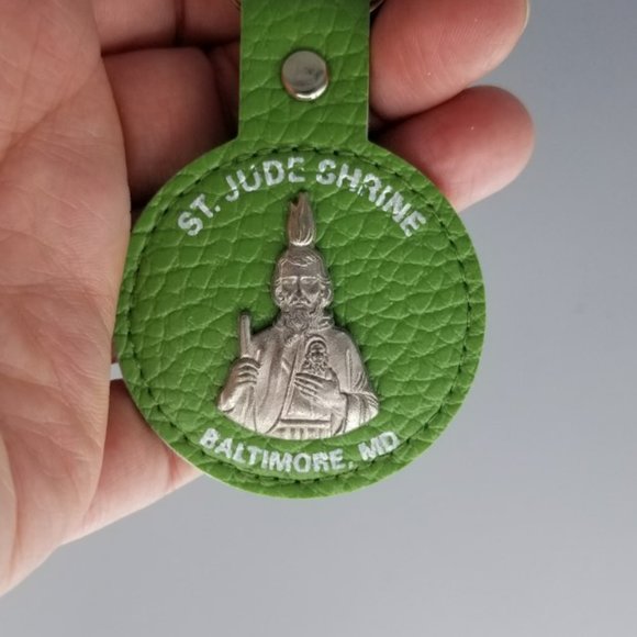 St. Jude Green Faux Pebble Leather Keychain - Picture 1 of 3